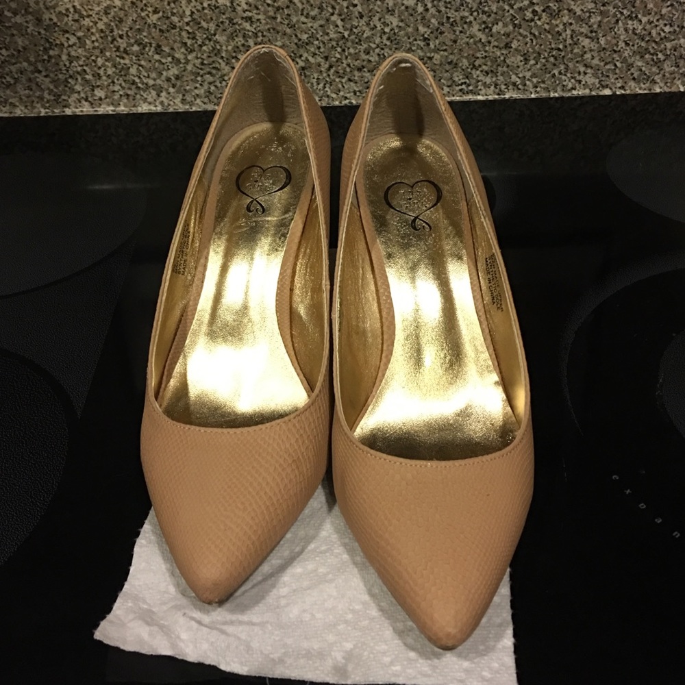 USED nude/cream heels/pumps.