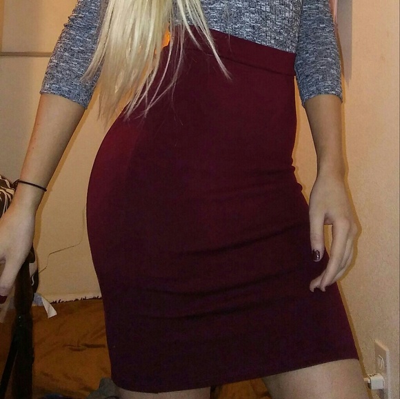 Deep red high waisted skirt - Picture 1 of 2