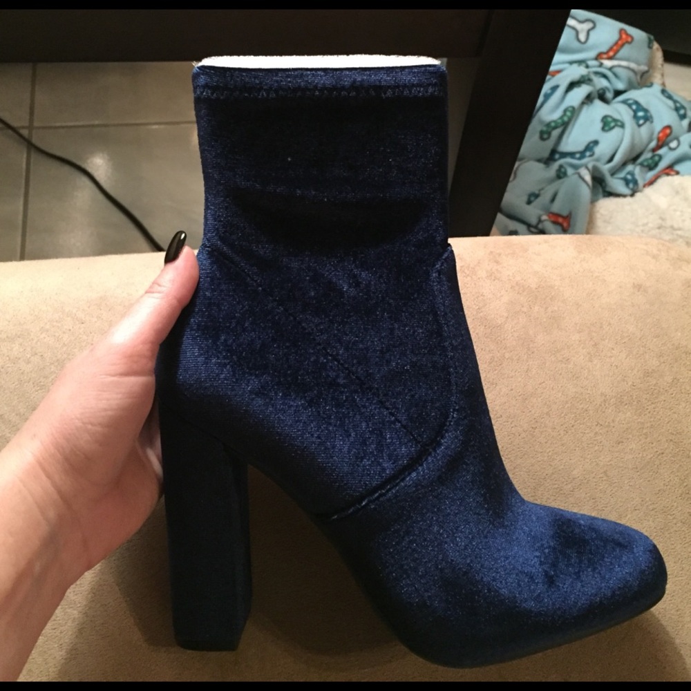 Steve Madden "Edit" Navy Velvet Booties NIB