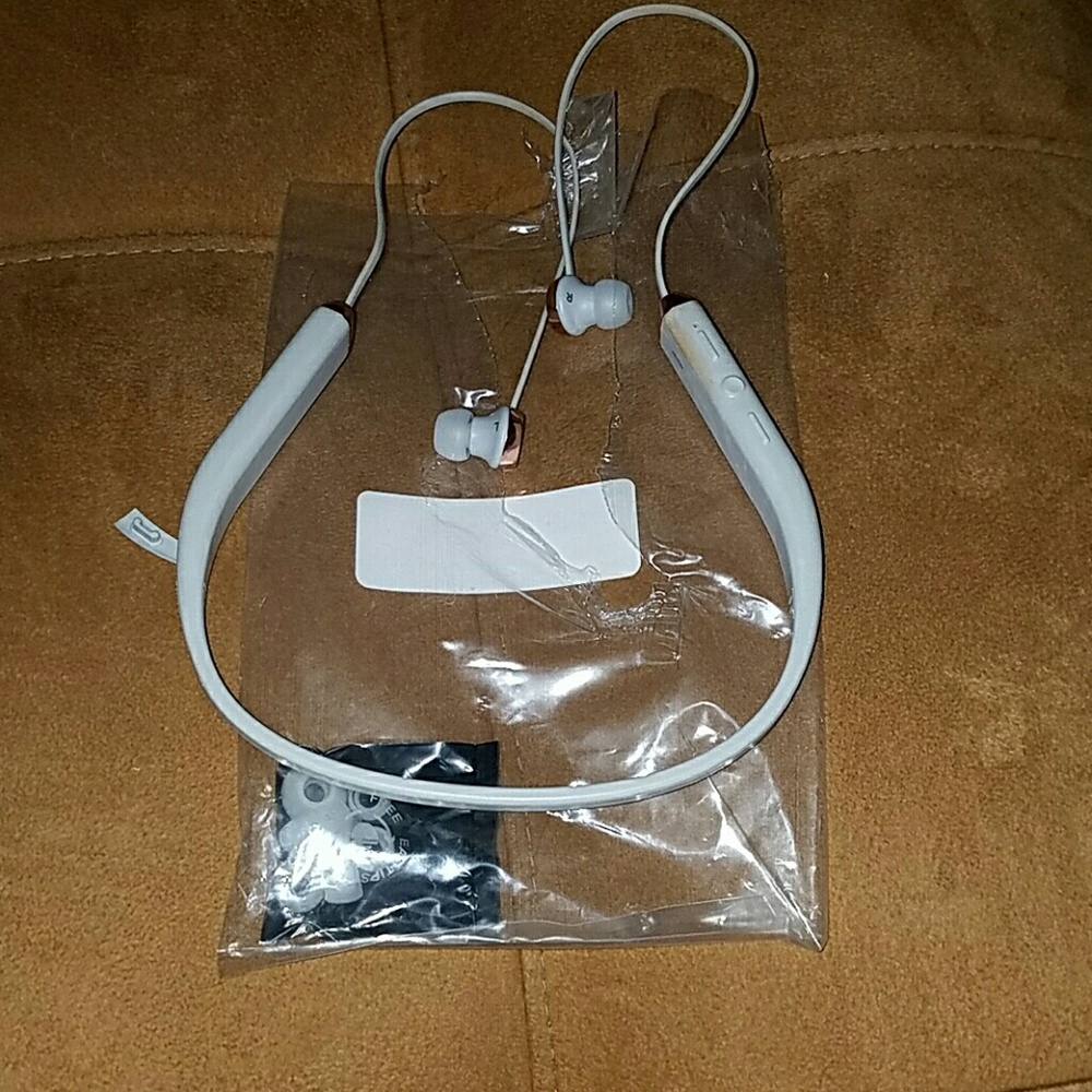 Sol Republic Bluetooth wireless headphones
