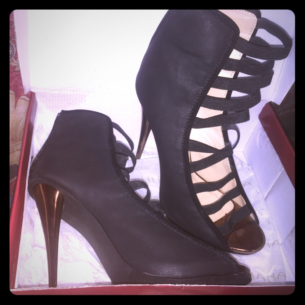 Black front straps sandal shoe