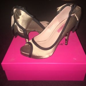 Betsey Johnson bow heels