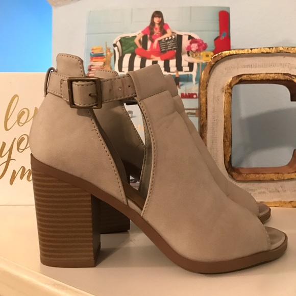 Taupe open toe booties - Picture 1 of 4