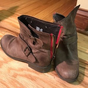 Steve Madden brown leather boots, red zip size 9