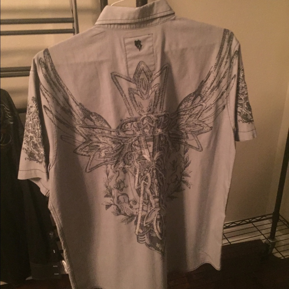 Roar from buckle. Short sleeve buttonup