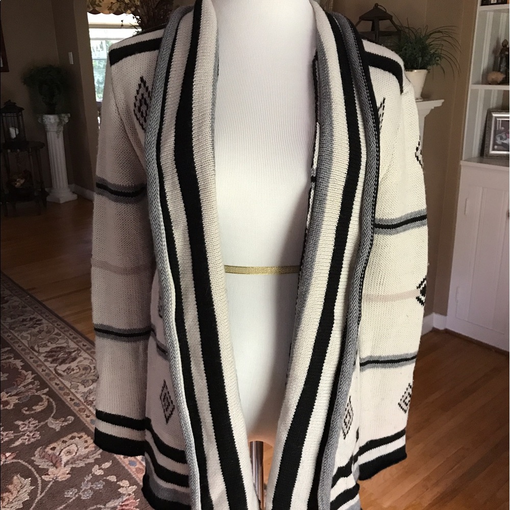 Women Aztec Print Black and White Sweater