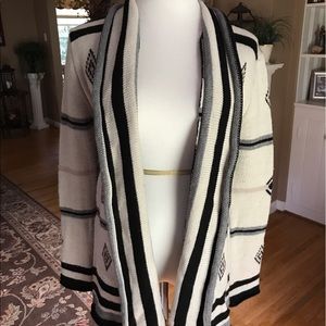 Women Aztec Print Black and White Sweater