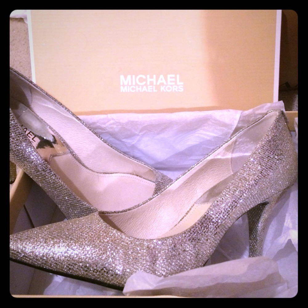 Michael Kors Glitter SILVER pumps!!