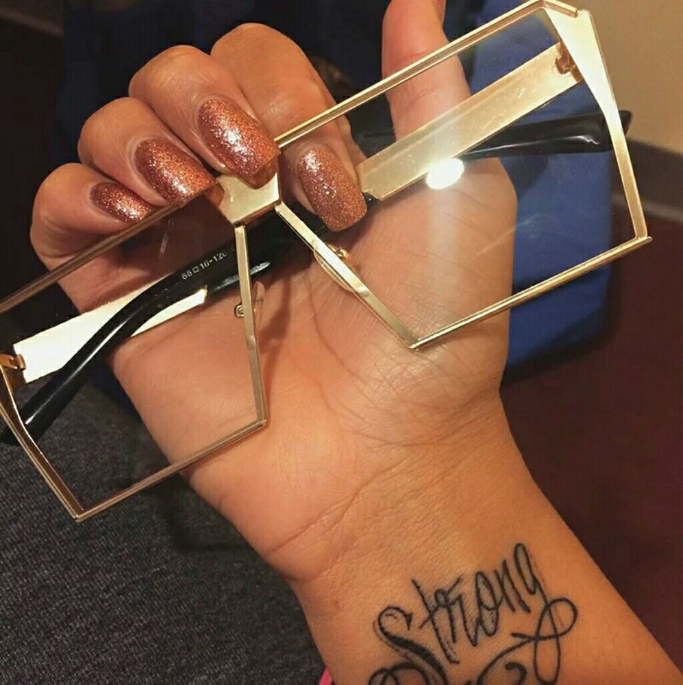Fashion. Sunglass gold frame