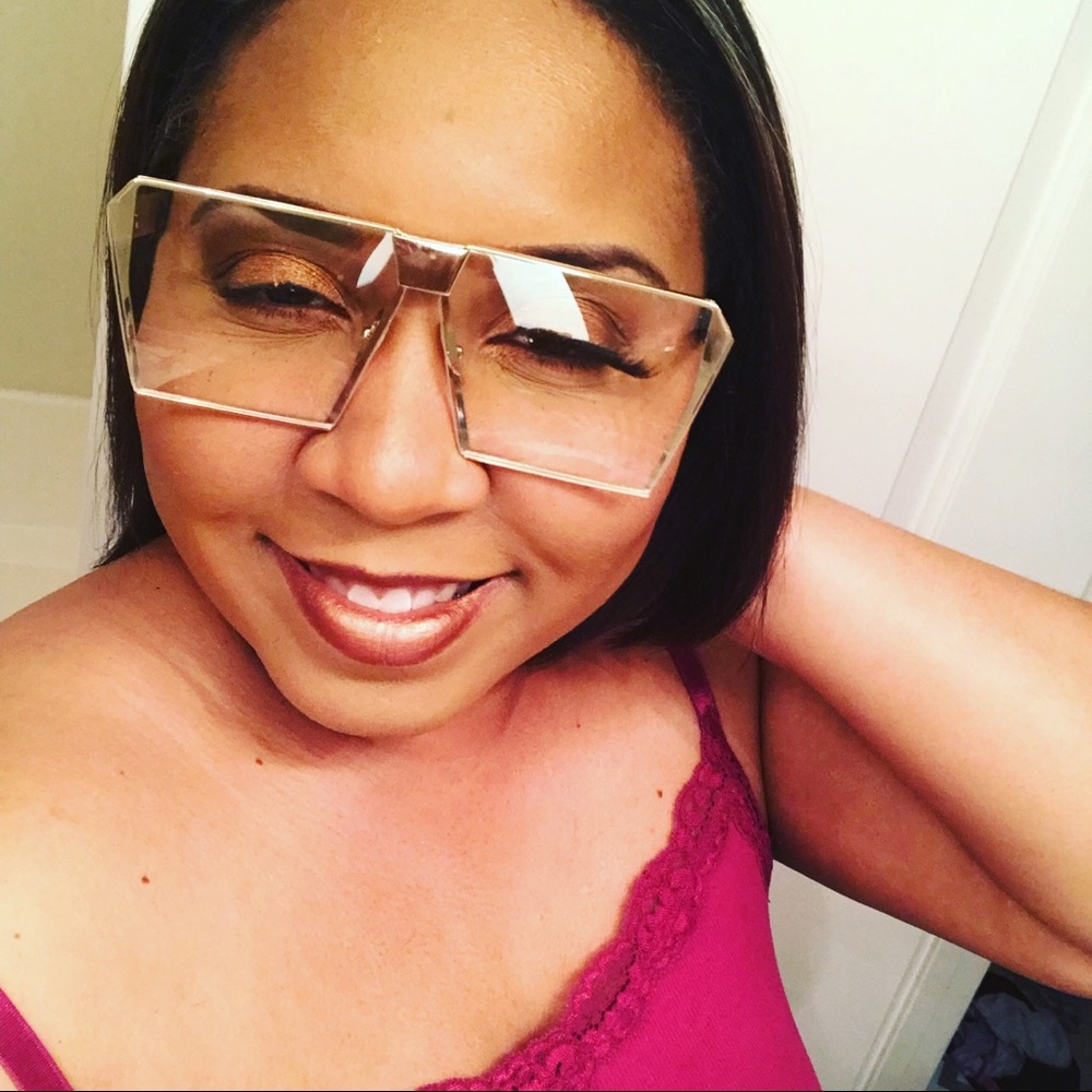 Fashion. Sunglass gold frame