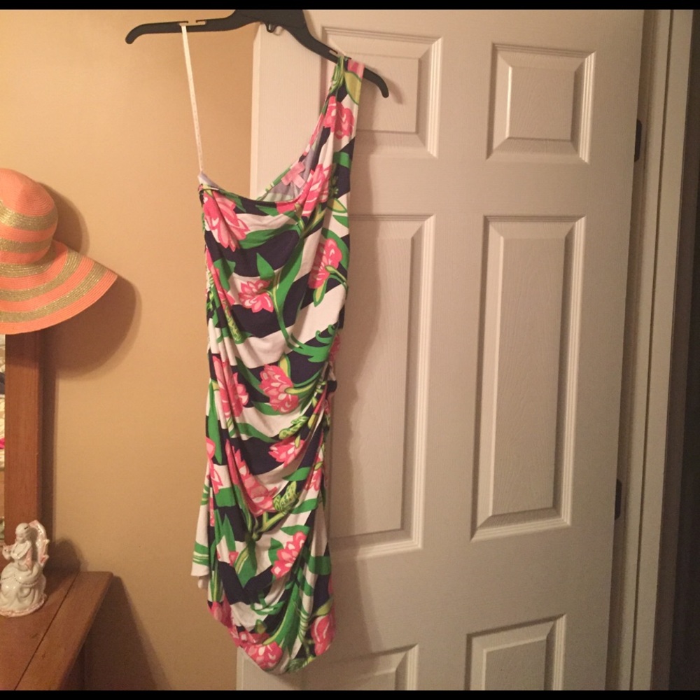 Gorgeous Lilly Pulitzer form fitting dress!!