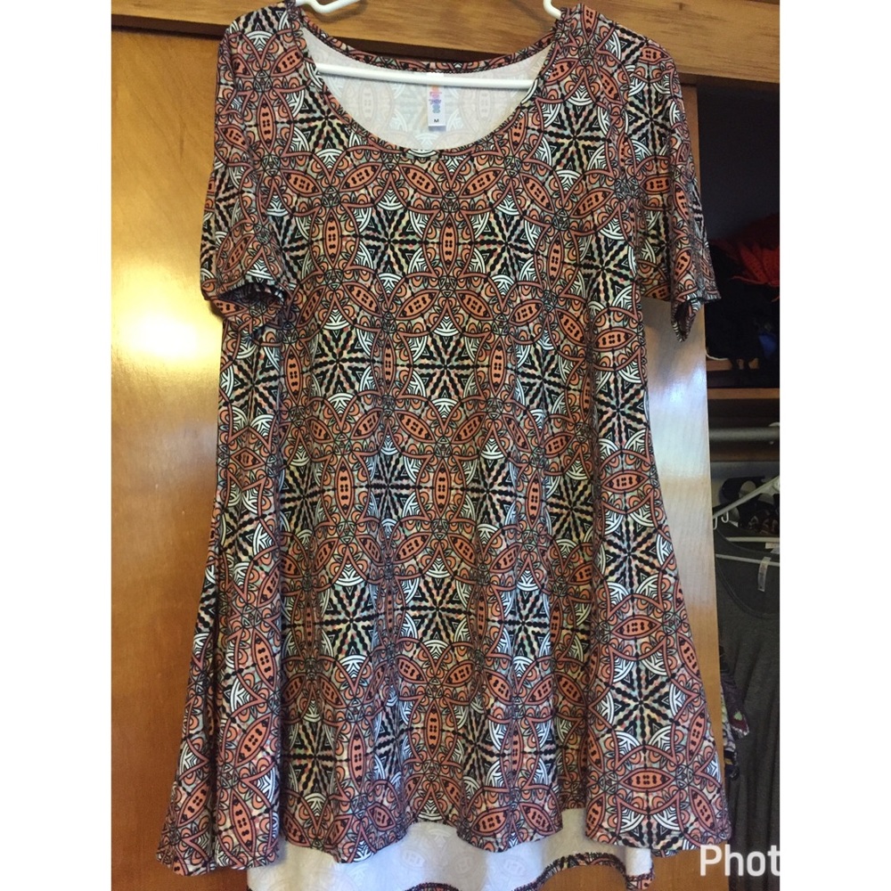 LuLaRoe Medium Perfect Tee, peach, black and white