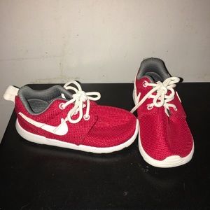 Red Nike Roche