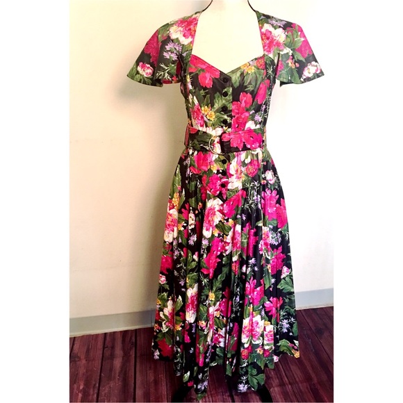 foxy lady Dresses & Skirts - 🎉NameYourPrice🎉 Vintage Floral Cape Dress 👗