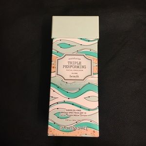 "BENEFIT" moisturizer NIB!!