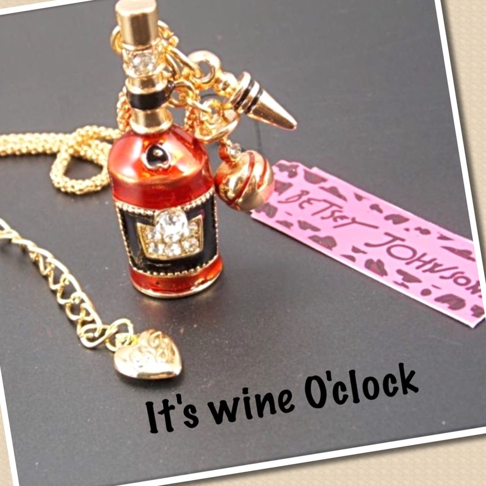 💫🍷Festive Wine Bottle Necklace 💫🍷