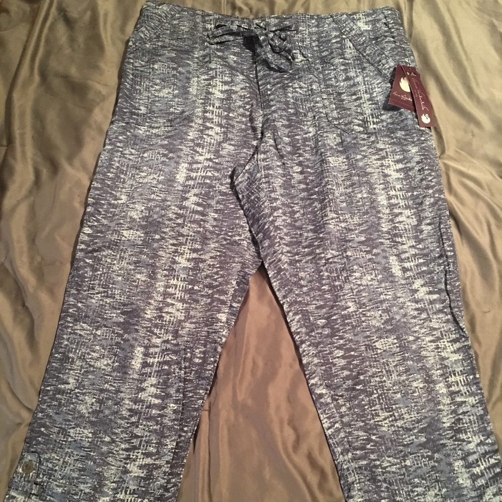 NWT Gloria Vanderbilt Capris