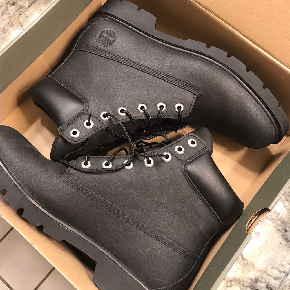 NIB. Timberland black boots. Mens 11