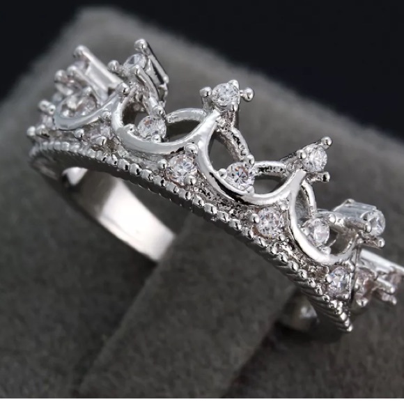Jewelry - 🎉 Silver Colored Crown Ring Band Size 7