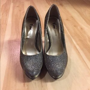 Black and gold shinning heels size 5