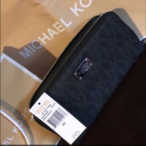 Extra large Michael kors wallet 100% authentic