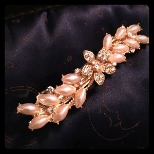 Delicate pearl hair accessory - barrette