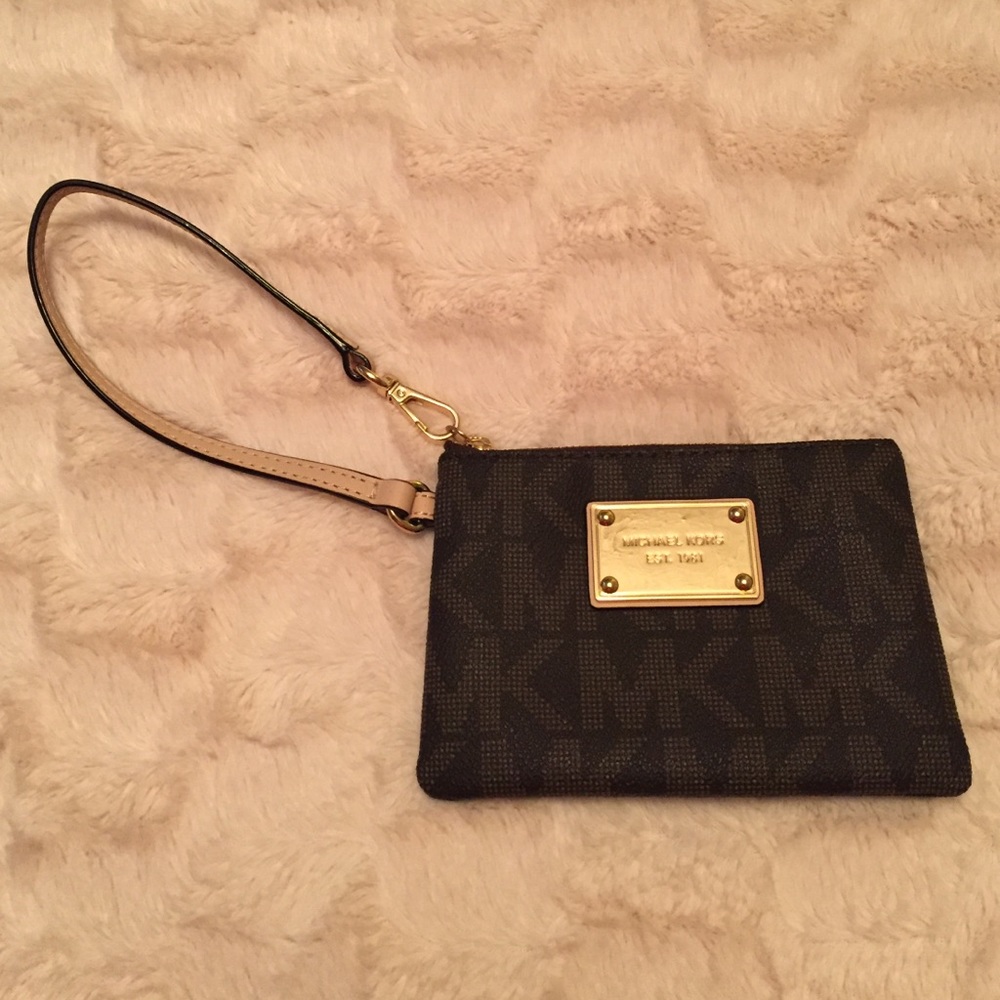 Michael Kors wristlet NWOT.
