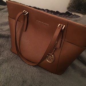 MICHAEL KORS JET SET ZIP TOTE