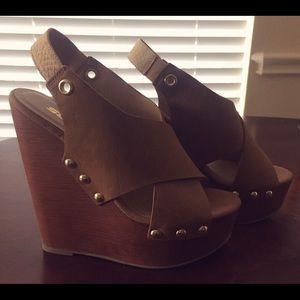 Soda brand wedges. Size 6.