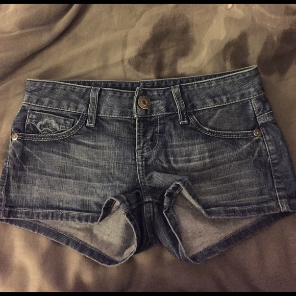 Guess Jean Shorts - Picture 2 of 3
