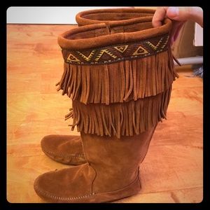 Minnetonka 2 layers fringe boots