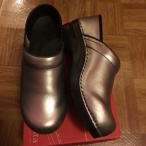 Metallic Sanita Clogs