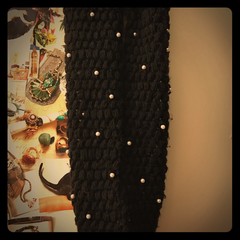 Black and pearls infinite scarf.