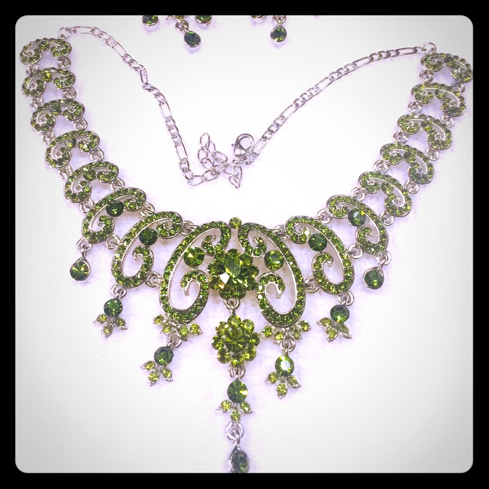 Very pretty neckless and earring and a hair piece