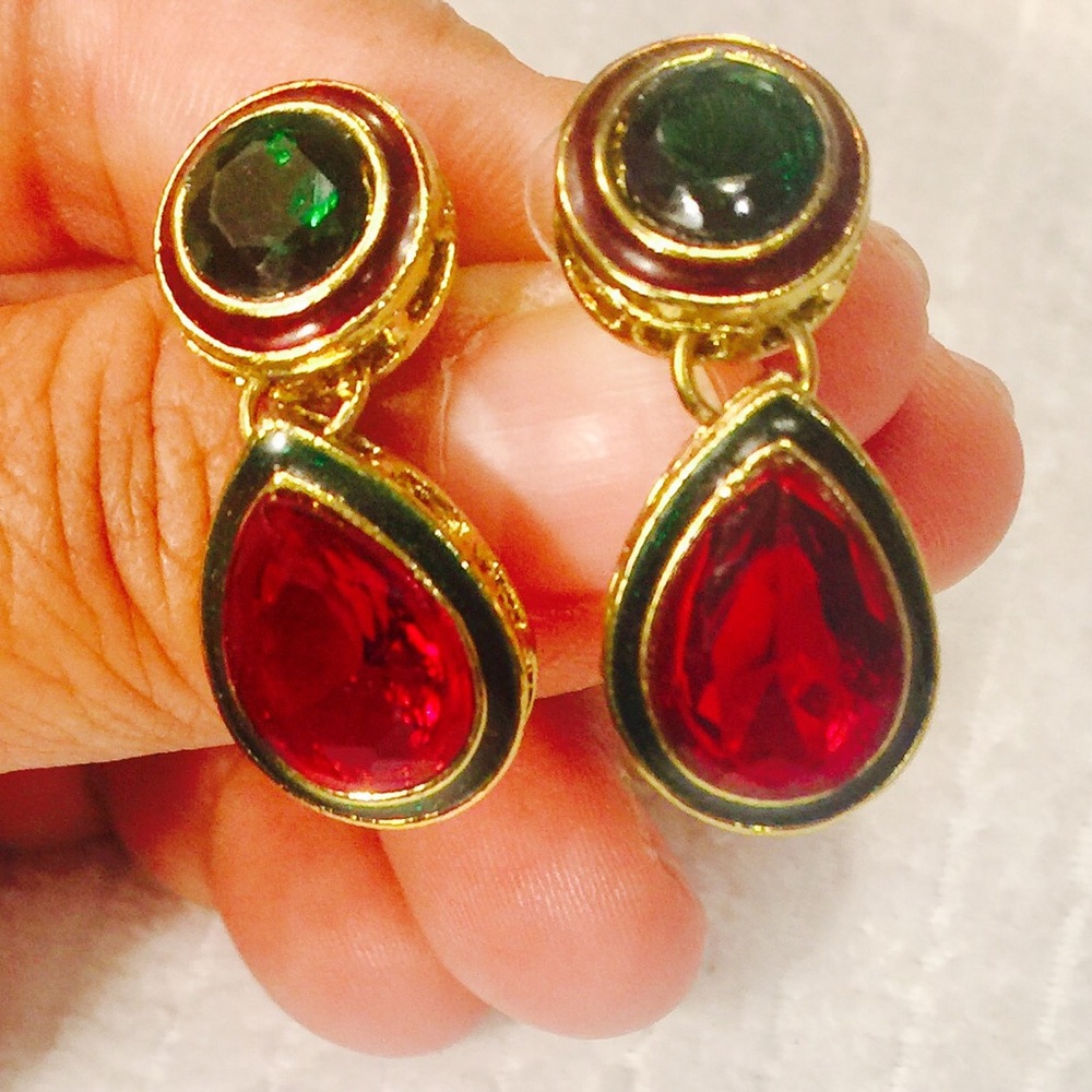 Red and green color earring with gold color