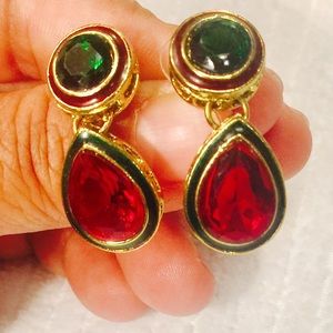 Red and green color earring with gold color