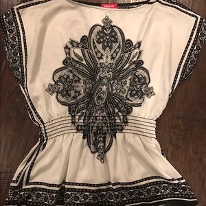 Black and white two level top. Large SHASTA