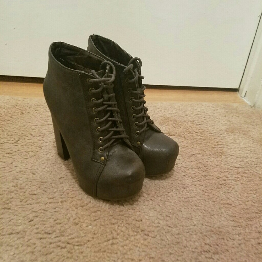 **SOLD** Dark brown heels - Picture 2 of 3
