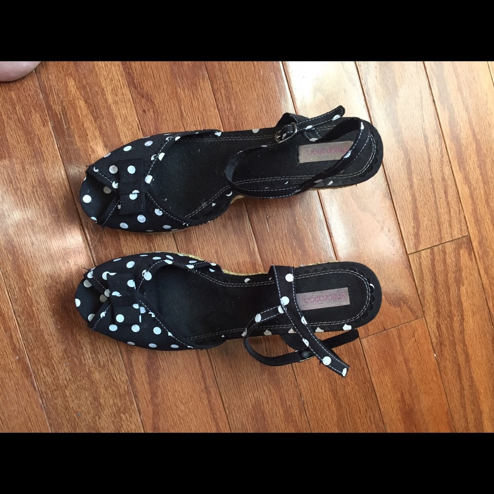 Black polka dot wedges