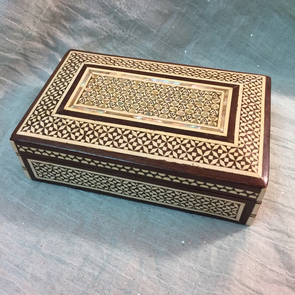 Wooden jewelry box with abalone inlaid design