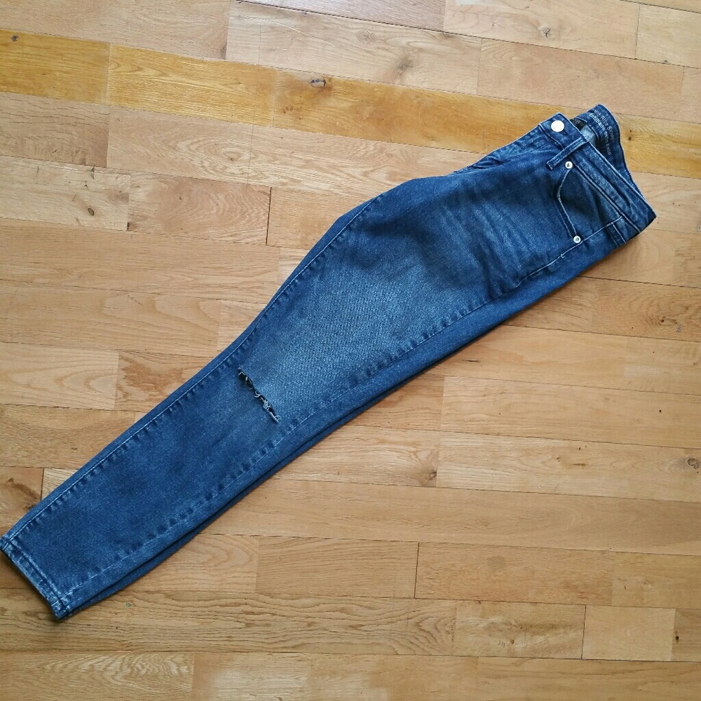 ripped knee skinny jeans