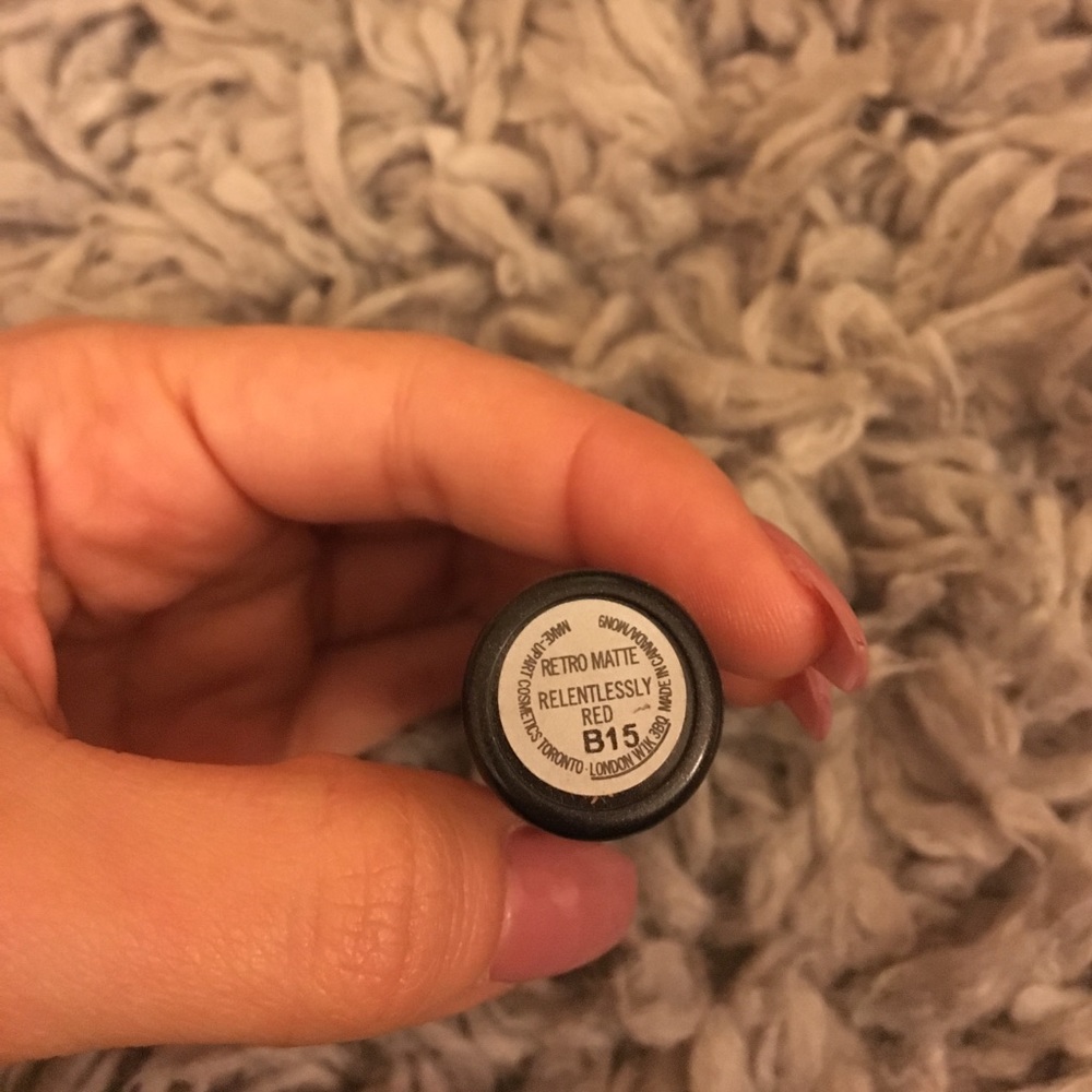 MAC Matte Lipstick Relentlessly Red - Picture 2 of 4