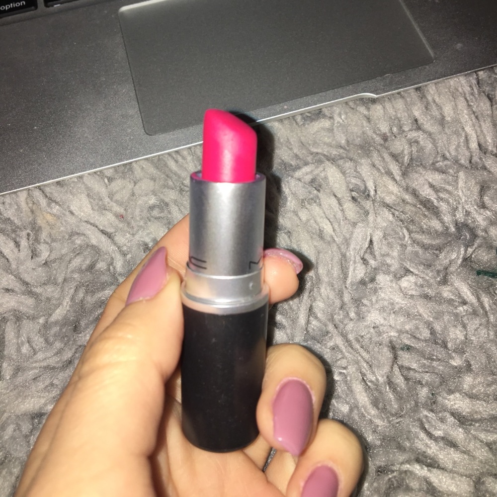 MAC Matte Lipstick Relentlessly Red - Picture 3 of 4