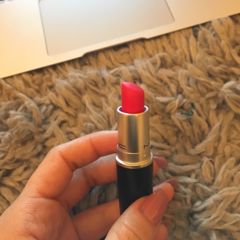 MAC Matte Lipstick Relentlessly Red - Picture 4 of 4