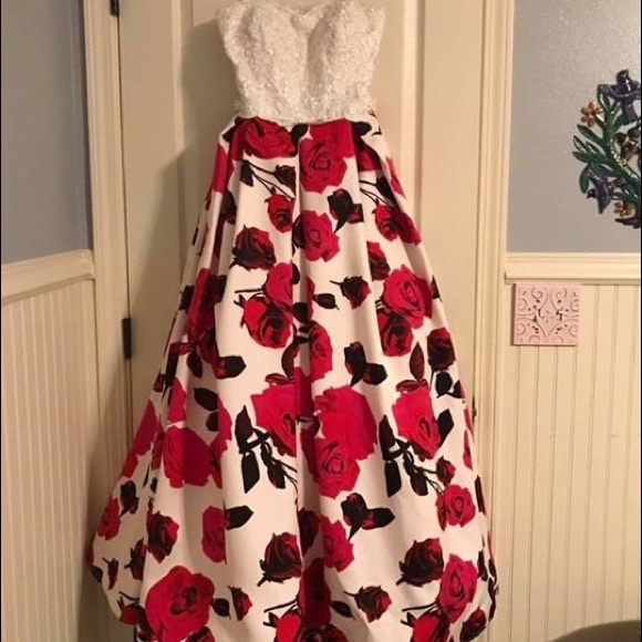 Formal gown - Picture 2 of 2