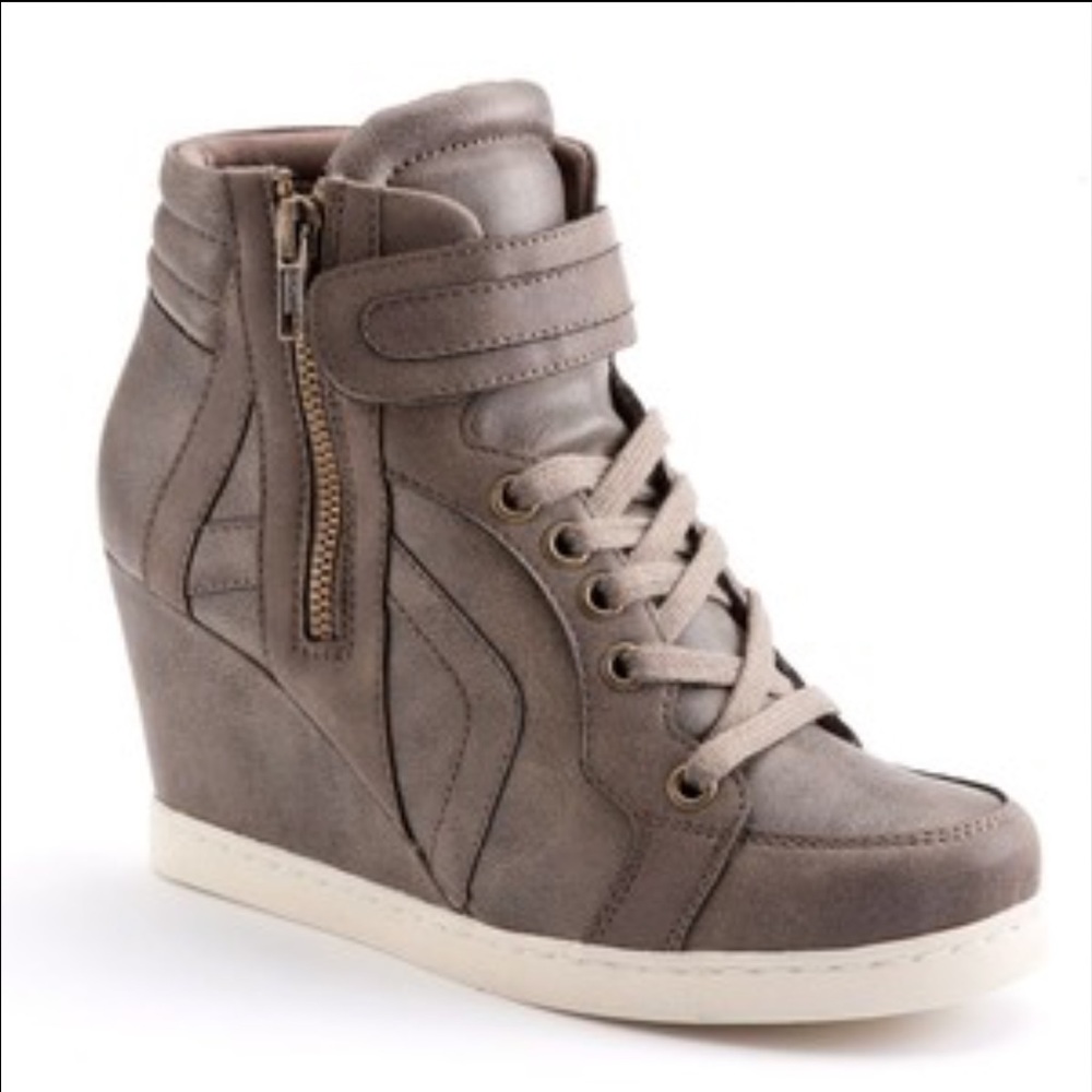 wedge sneaker !