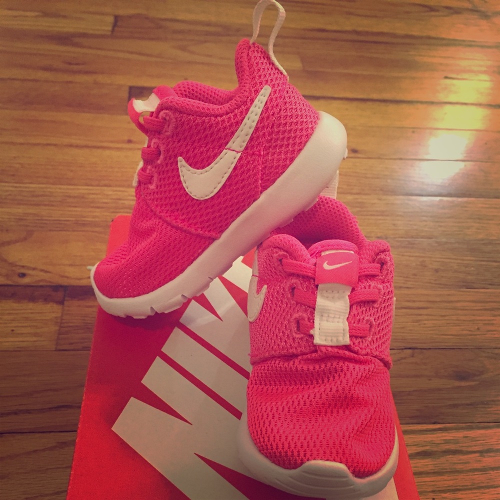 Baby Girl - Nike Roshe One - Hyper Pink - Sz. 4