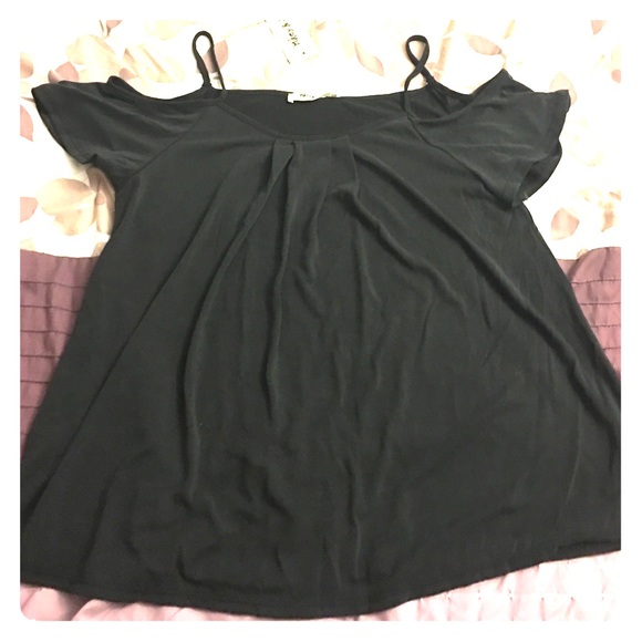 mikey and joey Tops - Flash sale 🎉Cold shoulder top