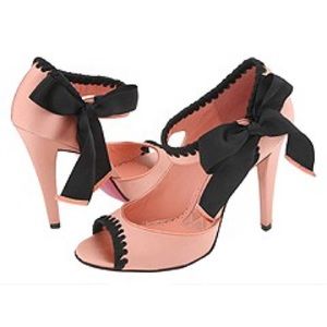 BETSEY JOHNSON PINK PINUP HEEL NIB BLACK LACE
