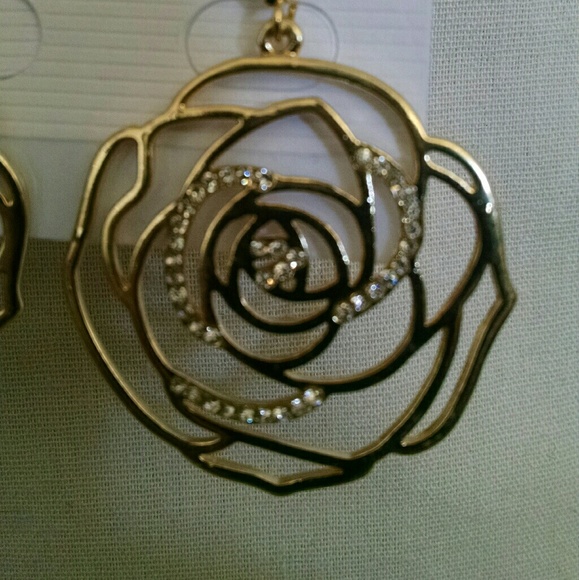 Beautiful Vintage Goldish Silver Tone Rose Screw Back  Beautiful gold tone and rhinestone rose earrings